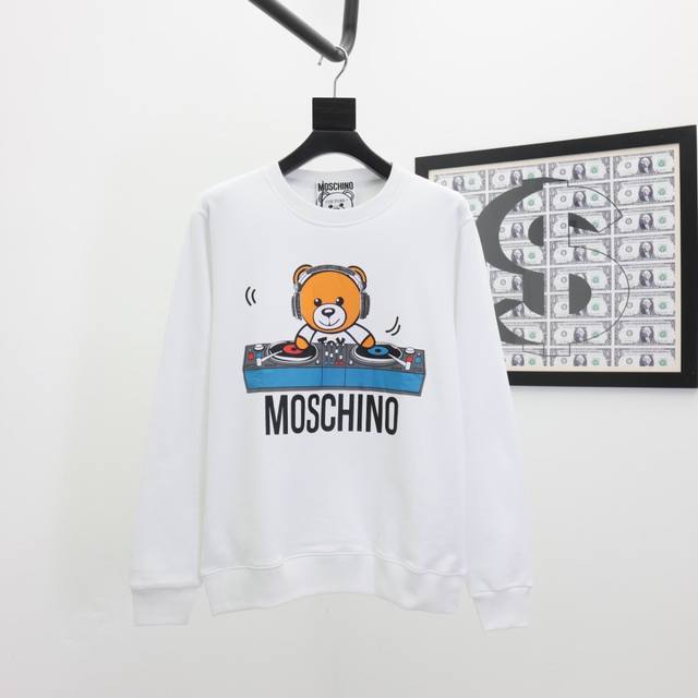 Moschino 莫斯奇诺 24Ss新款潮流经典卫衣，精致裁剪，高品质工艺！采用定织定染纯棉面料420克左右纯棉卫衣面料！图案进口数码印花工艺，耐穿耐洗久穿不变