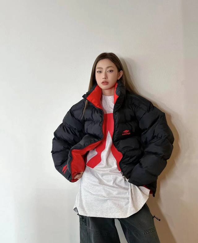 B118 资讯图 Balenciaga巴黎世家 Fw23 Logo字母印花高领拉链宽松版型3B Sports Icon Tracksuit茧型双面穿阔型龟背羽绒