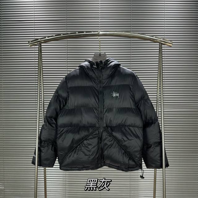 Stu50 Stussy Micro Ripstop Down Parka 纯色百搭拉链连帽羽绒棉服 男女同款 品牌背景：Stussy 斯图西 是源于美国的潮流