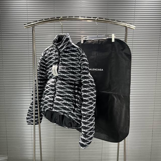 B75 配巴黎世家防尘袋 巴黎世家balenciaga Logo满印弹幕外套 廓形龟背羽绒棉服 男女同款 不得不说黑色斜纹弹幕满印设计很巴黎世家 还有点小复古的