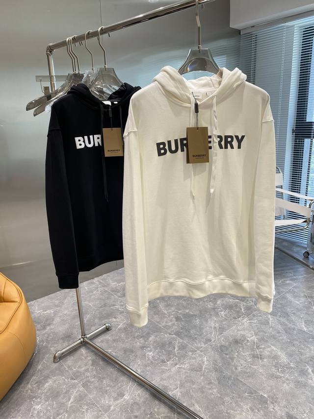 Burberry 巴宝莉 24Ss新款潮流经典卫衣，精致裁剪，高品质工艺！采用定织定染纯棉面料420克左右纯棉卫衣面料！图案进口数码印花工艺，耐穿耐洗久穿不变型