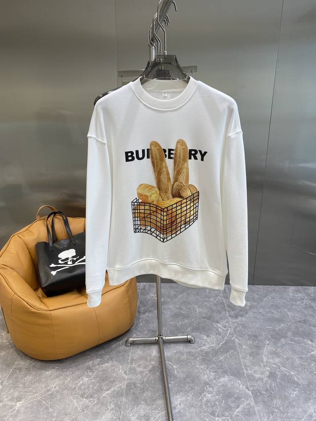 Burberry 巴宝莉 24Ss新款潮流经典卫衣，精致裁剪，高品质工艺！采用定织定染纯棉面料420克左右纯棉卫衣面料！图案进口数码印花工艺，耐穿耐洗久穿不变型