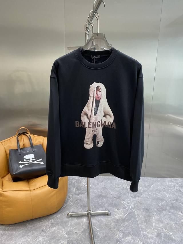 Balenciaga 巴黎世家 24Ss新款潮流经典卫衣，精致裁剪，高品质工艺！采用定织定染纯棉面料420克左右纯棉卫衣面料！图案进口数码印花工艺，耐穿耐洗久穿