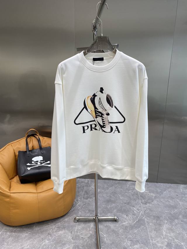 Prada 普拉达 24Ss新款潮流经典卫衣，精致裁剪，高品质工艺！采用定织定染纯棉面料420克左右纯棉卫衣面料！图案进口数码印花工艺，耐穿耐洗久穿不变型，微阔