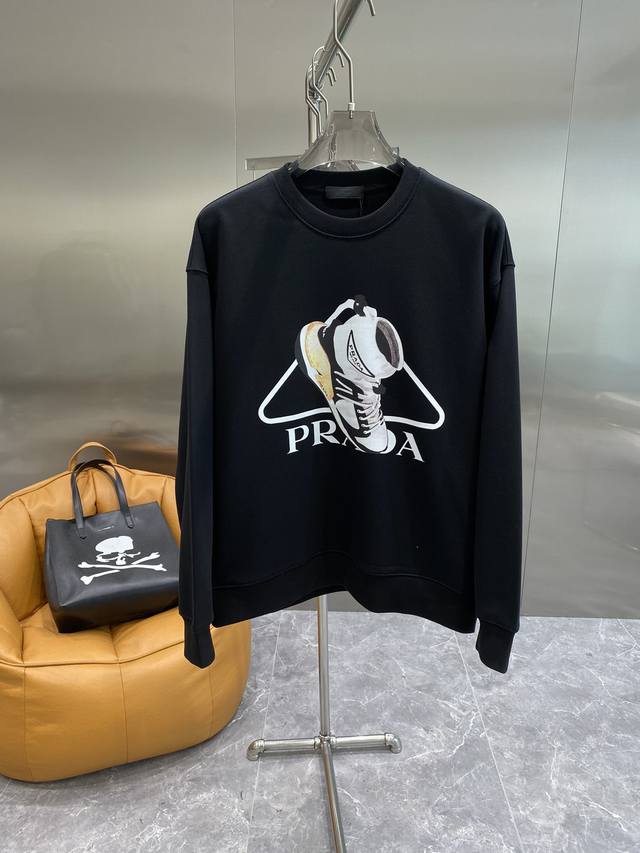 Prada 普拉达 24Ss新款潮流经典卫衣，精致裁剪，高品质工艺！采用定织定染纯棉面料420克左右纯棉卫衣面料！图案进口数码印花工艺，耐穿耐洗久穿不变型，微阔