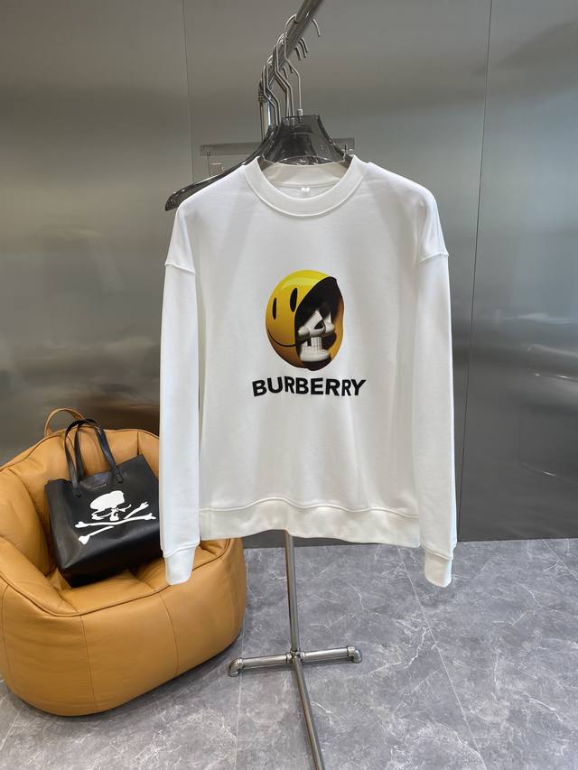 Burberry 巴宝莉 24Ss新款潮流经典卫衣，精致裁剪，高品质工艺！采用定织定染纯棉面料420克左右纯棉卫衣面料！图案进口数码印花工艺，耐穿耐洗久穿不变型