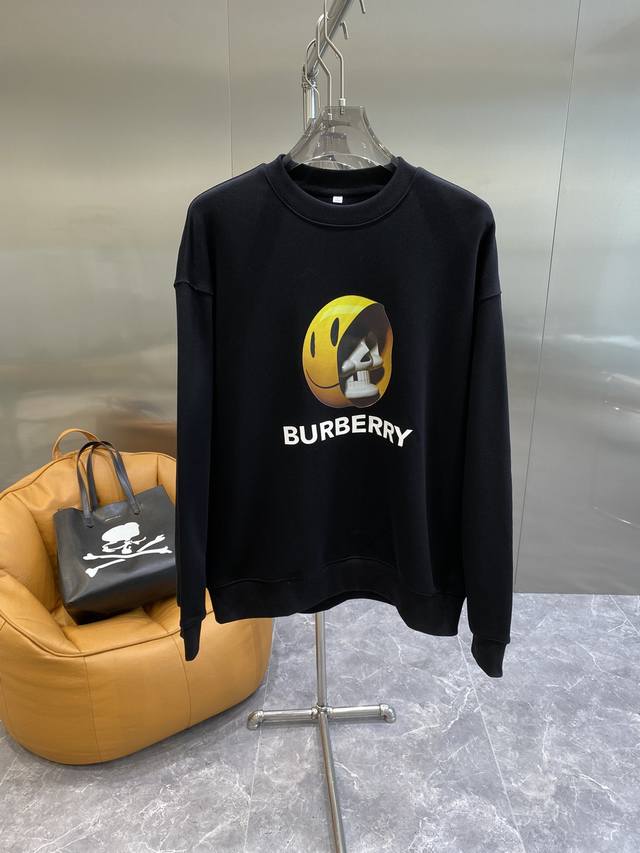 Burberry 巴宝莉 24Ss新款潮流经典卫衣，精致裁剪，高品质工艺！采用定织定染纯棉面料420克左右纯棉卫衣面料！图案进口数码印花工艺，耐穿耐洗久穿不变型