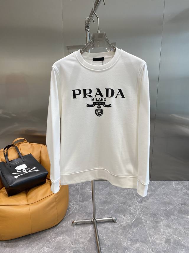 Prada 普拉达 24Ss新款潮流经典卫衣，精致裁剪，高品质工艺！采用定织定染纯棉面料420克左右纯棉卫衣面料！图案进口数码印花工艺，耐穿耐洗久穿不变型，微阔