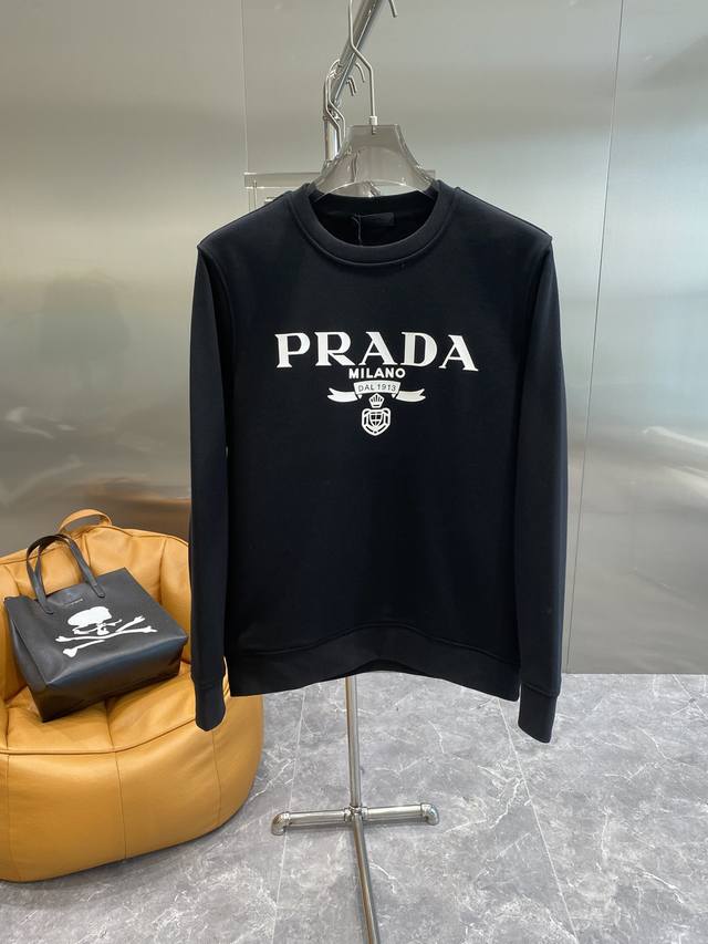 Prada 普拉达 24Ss新款潮流经典卫衣，精致裁剪，高品质工艺！采用定织定染纯棉面料420克左右纯棉卫衣面料！图案进口数码印花工艺，耐穿耐洗久穿不变型，微阔