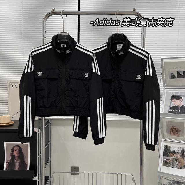 新款上新 Adidas 阿迪达斯刺绣短款拉链开衫外套上衣夹克 材质塔丝绒材质 手感细腻 上身舒适 定制五金拉链头 原版阿迪达斯三叶草logo 定制包装 立领设计