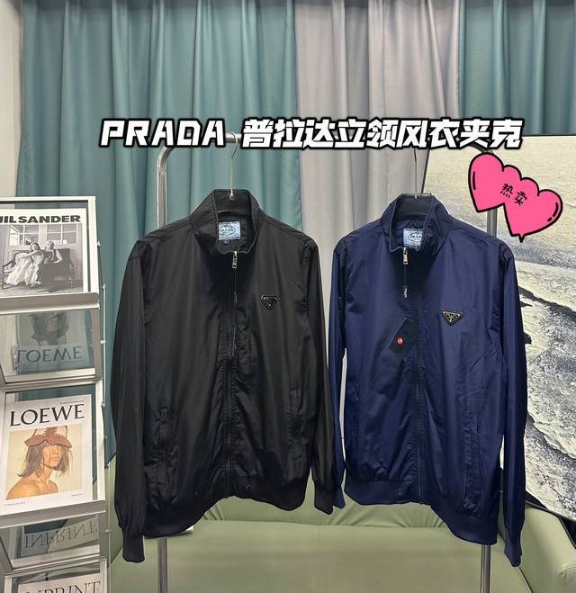 新款上新 普拉达prad24春秋新款 尼龙混纺夹克 采用细格尼龙混纺面料 融合别致的双面设计 压花暗纹功能型里布 原版进口刻字五金辅料配件 精细做工 线条流畅