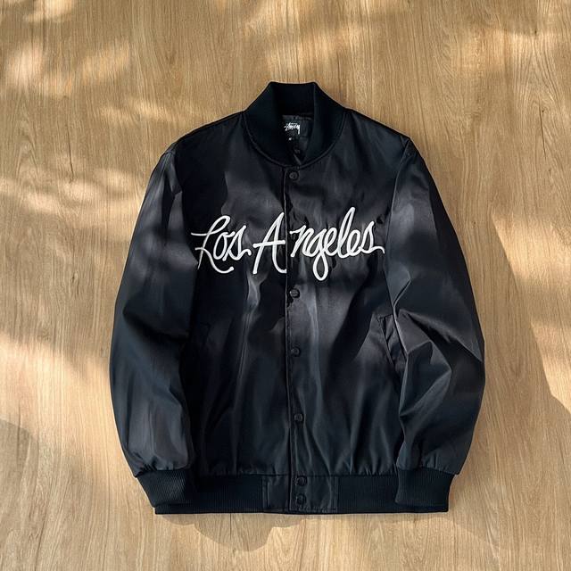 新款上新 Stussy Ss23 La Chapter Satin Varsity Jacket字母刺绣单排扣棒球服外套 街头潮流stussy始于海滩文化，从冲