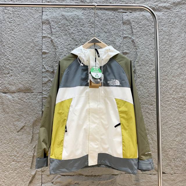 新款上新 The North Face 北面最美绝绝子 拼色冲锋衣外套 男女同款 北家最强拼色冲锋衣，绝对的yyds 决对的青春时尚 潮流满满！ 喜欢的趁早入哦