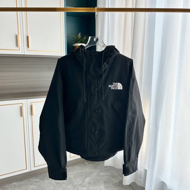 新款上新 北面短款冲锋衣 顶级天花板 The North Face ｜Reign On Jacket 北面短款冲锋衣 产品配色：黑色 白色 浅粉色 尺码： S