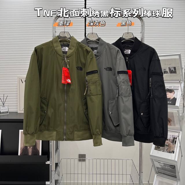 新款上新 The North Face 北面2024年春款黑标系列超帅男女情侣款立领飞行员夹克外套 机能风休闲棒球服飞行夹克外套，这是一款经典棒球服元素，适合所