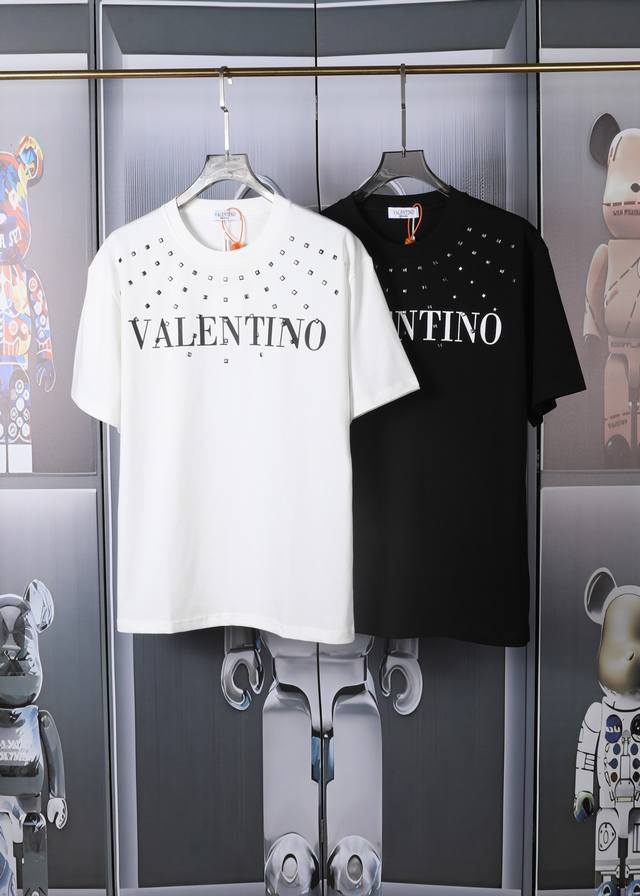 华伦天奴valentino 2024Ss新款印花烫钻短袖 ，高品质重磅双纱280G32支滑爽纯棉洗水手感，前片高端印花，采用进口压钻，罗纹专门定制.面料舒适柔软