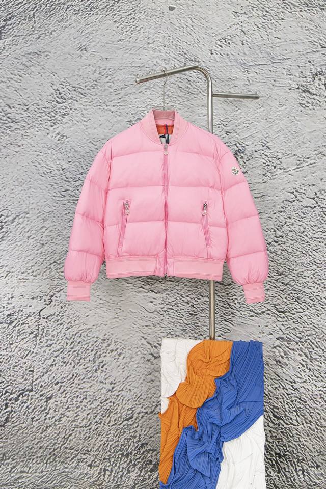 款号：Y914 Moncler 女士merlat 绗缝软壳面料羽绒飞行员夹克，蔡依林同款，超多代购，特别火爆的款式，超级推荐。 早秋新品 Merlat女士羽绒服