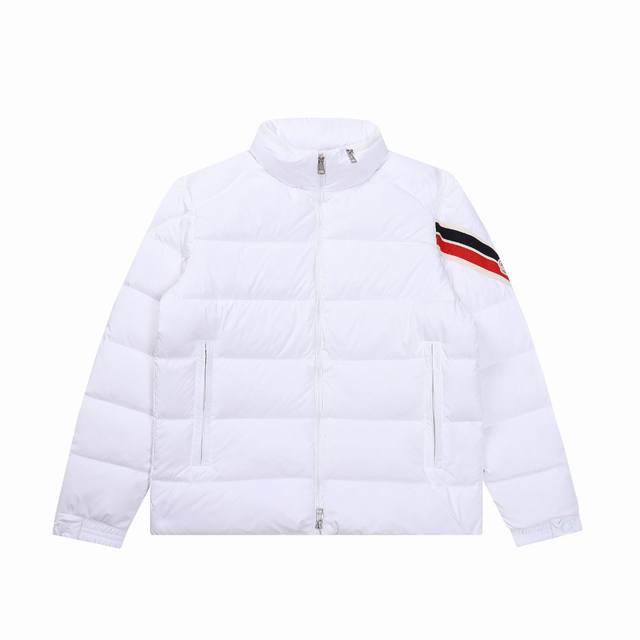 Moncler 蒙口三色饰边短款羽绒服 特级鹅绒填充.最细腻最轻便最工整的面料. Solayan男士短款羽绒饰有季节标志性条纹细节，融合运动精神与隽永风格。 S