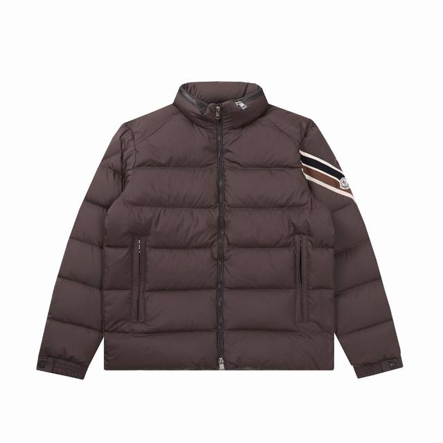 Moncler 蒙口三色饰边短款羽绒服 特级鹅绒填充.最细腻最轻便最工整的面料. Solayan男士短款羽绒饰有季节标志性条纹细节，融合运动精神与隽永风格。 S