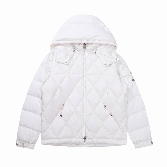 Moncler 蒙口24Fw Vezere菱格玛雅连帽羽绒服 这款羽绒夹克是基础款保暖单品，此款羽绒服配有兜帽，可根据天气轻松拆卸，夹克廓形和衣袖贴袋向标志性羽