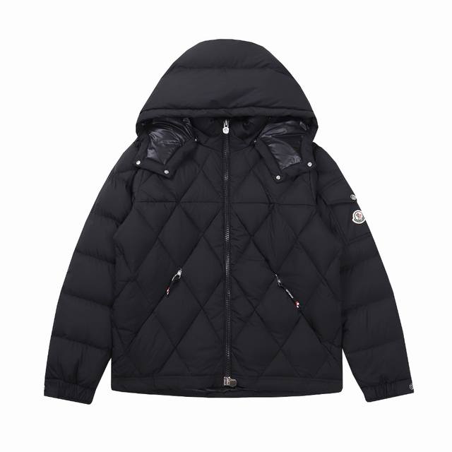 Moncler 蒙口24Fw Vezere菱格玛雅连帽羽绒服 这款羽绒夹克是基础款保暖单品，此款羽绒服配有兜帽，可根据天气轻松拆卸，夹克廓形和衣袖贴袋向标志性羽