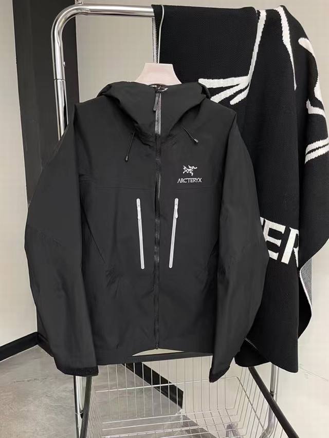 Arc‘Teryx 始祖鸟alpha Sv 6代虎鲸压胶 冲锋衣 外套 虎鲸s 3Xl 得物在售7000+ ，原版定制外层gore-Txe面料，，防水防风，原版