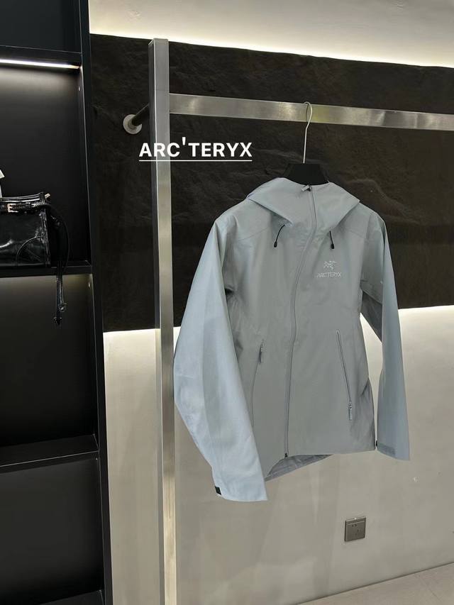 设计理念: Arcteryx，.中文名始祖鸟，加拿大户外服饰品牌，1989年创立于加拿大温哥华。始祖鸟来自加拿大海岸山脉，植根高山的专业户外品牌，始终秉承对精湛