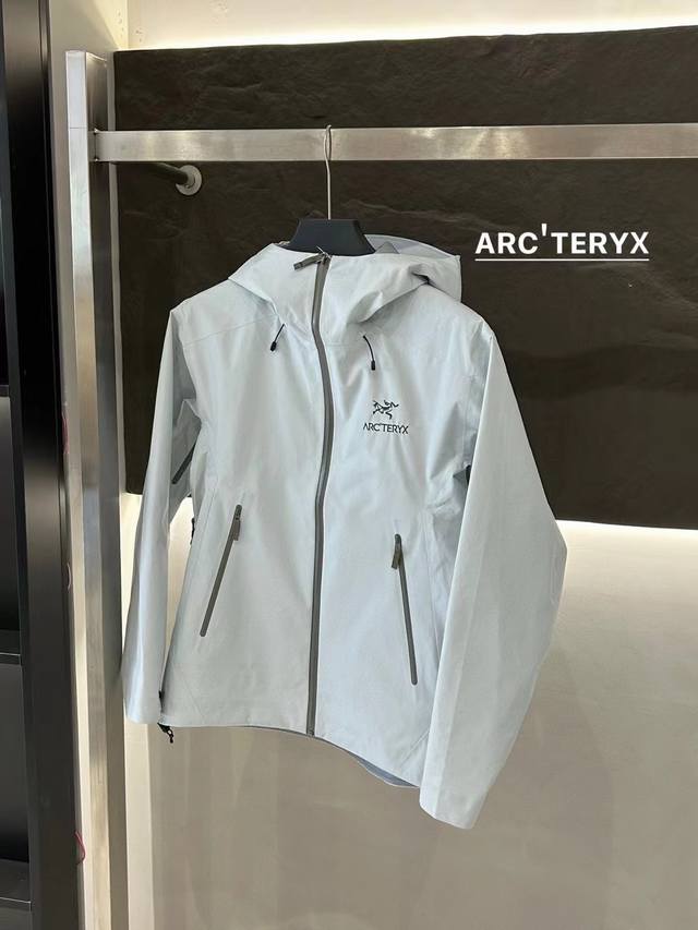 设计理念: Arcteryx，.中文名始祖鸟，加拿大户外服饰品牌，1989年创立于加拿大温哥华。始祖鸟来自加拿大海岸山脉，植根高山的专业户外品牌，始终秉承对精湛