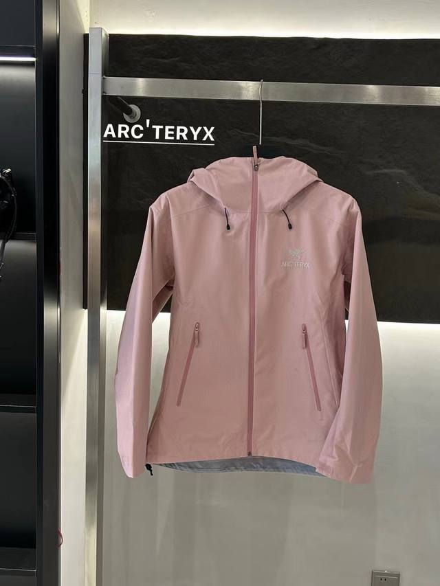 设计理念: Arcteryx，.中文名始祖鸟，加拿大户外服饰品牌，1989年创立于加拿大温哥华。始祖鸟来自加拿大海岸山脉，植根高山的专业户外品牌，始终秉承对精湛