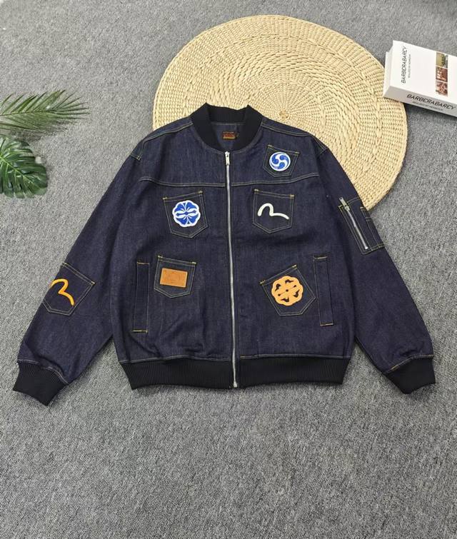 Ev多口袋刺绣牛仔夹克外套 货号 777 尺码 S M L Xl Xxl 飞行夹克外套前后多处贴袋印花刺绣；正面的刺绣字母标志和海鸥作为主题，传递品牌的独特风格