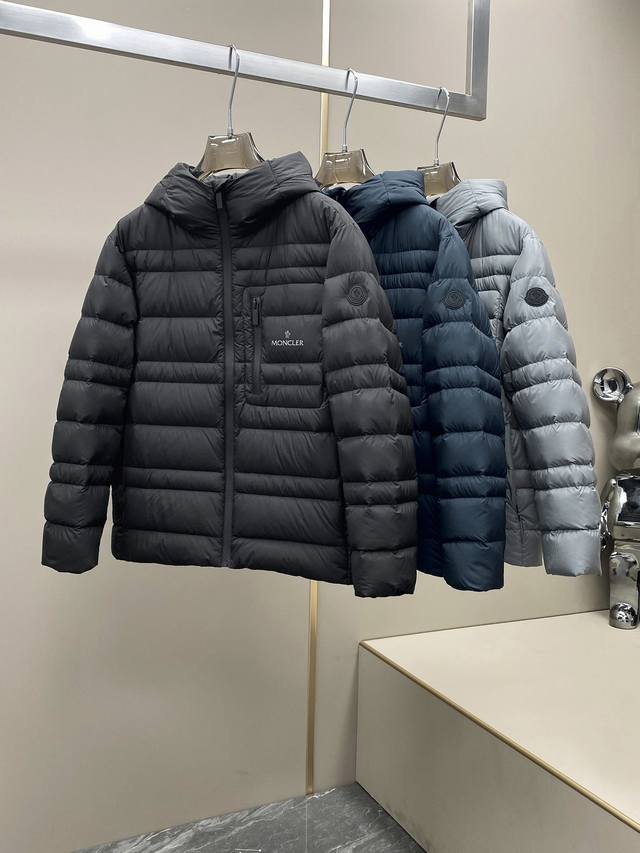 Moncler24Ss官网同步更新连帽轻薄款羽绒服 商品详情 Guesmi羽绒夹克采用longue Saison尼龙制成，轻盈纤巧，并能提供温暖。短款设计，低调