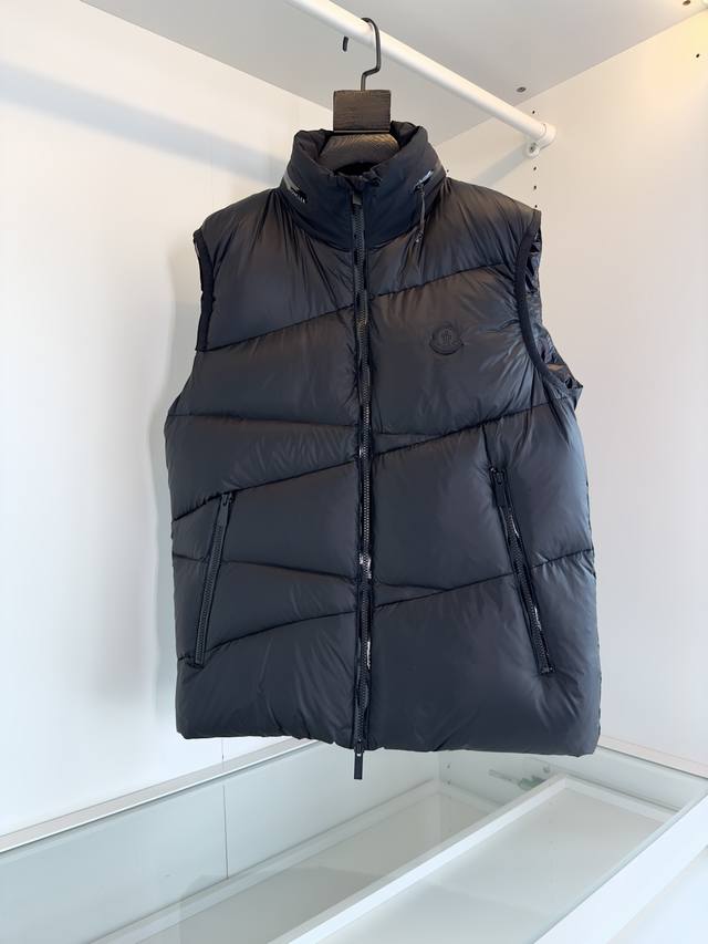 Mon*Ler蒙*口 2024Ssmoncler 柜在售 Tago立领羽绒马甲外套 胸口标志点缀结合绗缝几何线条设计 灵感源于攀登冰坡冒险装束 上身很有亮点 合