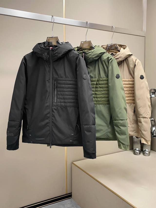 Moncler24新品男款弹力纤维机能风超轻量白 机能感且轻量化羽绒服，羽皇m家出品，属于薄型的连帽夹克。 整体偏极简的连帽款，帽沿、袖口及下摆均做了织带包边工