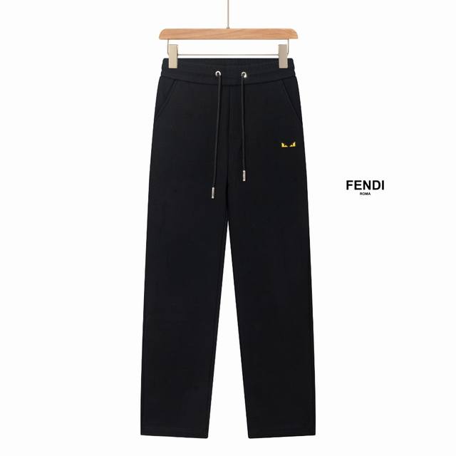 Fendi 芬迪24新款裤子 欧洲贸易渠道，意大利海外仓直发，海外精品限定销售。 24Ss秋冬新款休闲时尚卫裤，这款卫裤采用大牌的设计打造时尚潮流感，细节处理精