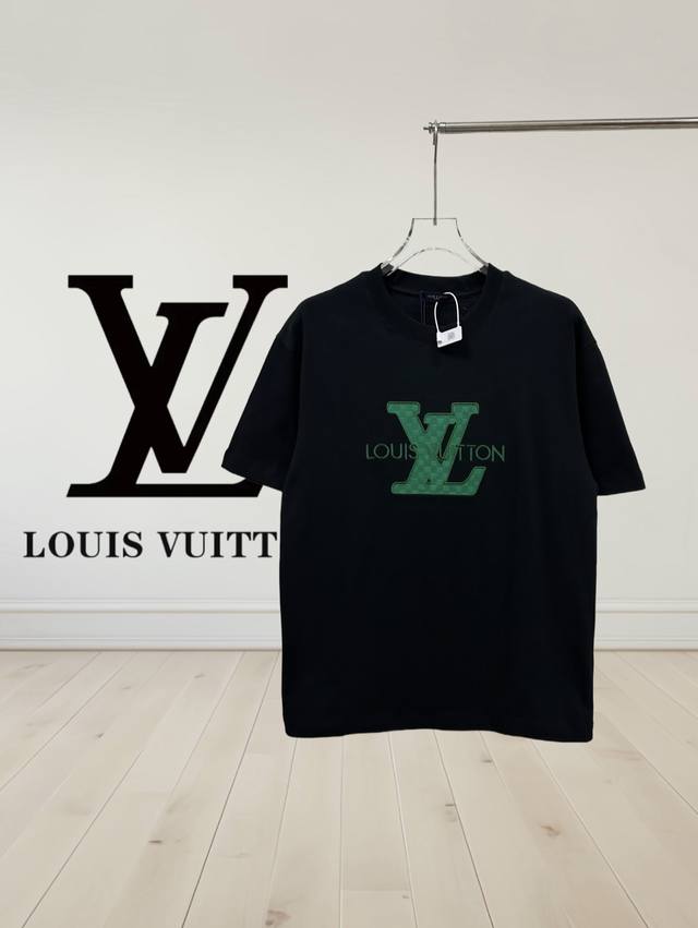 高品质] Louis Vuitton 路易威登。新款字母刺绣圆领短袖，男女同款！短袖不在千篇一律的大众脸，而是一定要独特吸引人的眼球，这一款lv短袖品相品质都在