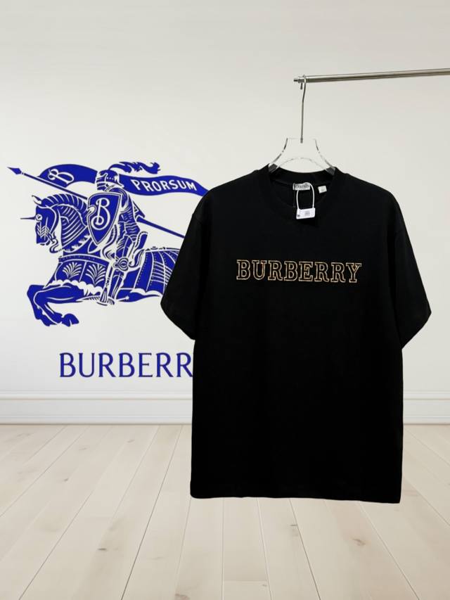 高品质]Burberry巴宝莉 新款字母刺绣短袖，宽松版型短袖衫，精选300克纯棉棉质面料打造。棉质 T 恤衫，饰以经典格纹品牌字母徽标刺绣，打造精美风格。刺绣