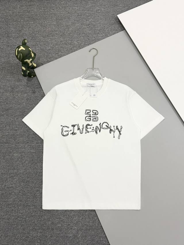 高品质] Givenchy纪梵希 新款经典字母logo刺绣元素设计 圆领短袖t恤 ，短袖单品里面不可多得的一件利器，宽松t恤，上身炒鸡酷 ，100%全棉面料，非