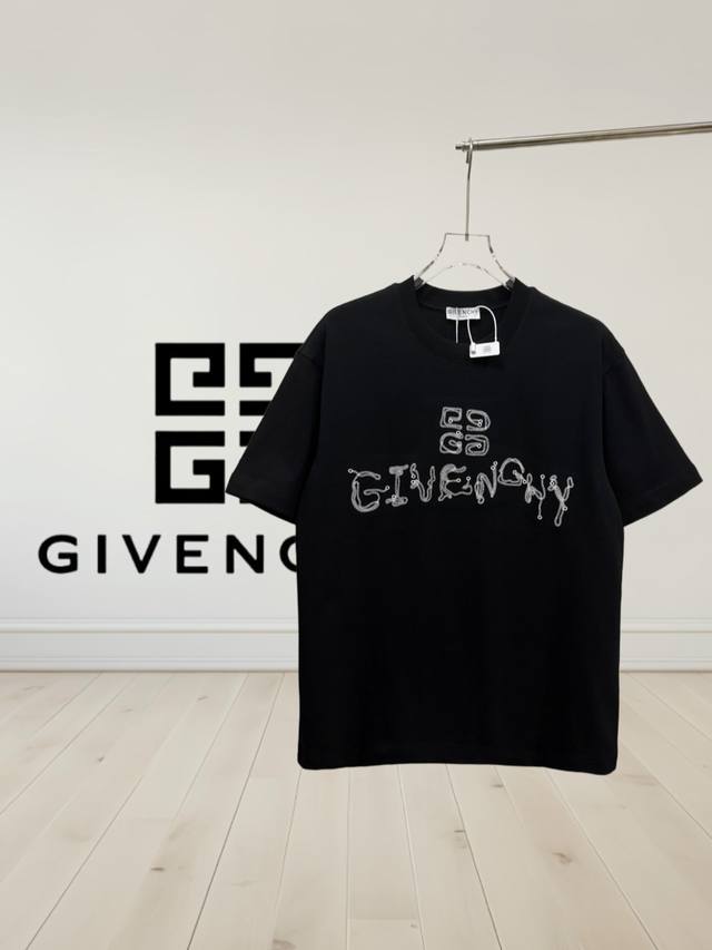 高品质] Givenchy纪梵希 新款经典字母logo刺绣元素设计 圆领短袖t恤 ，短袖单品里面不可多得的一件利器，宽松t恤，上身炒鸡酷 ，100%全棉面料，非