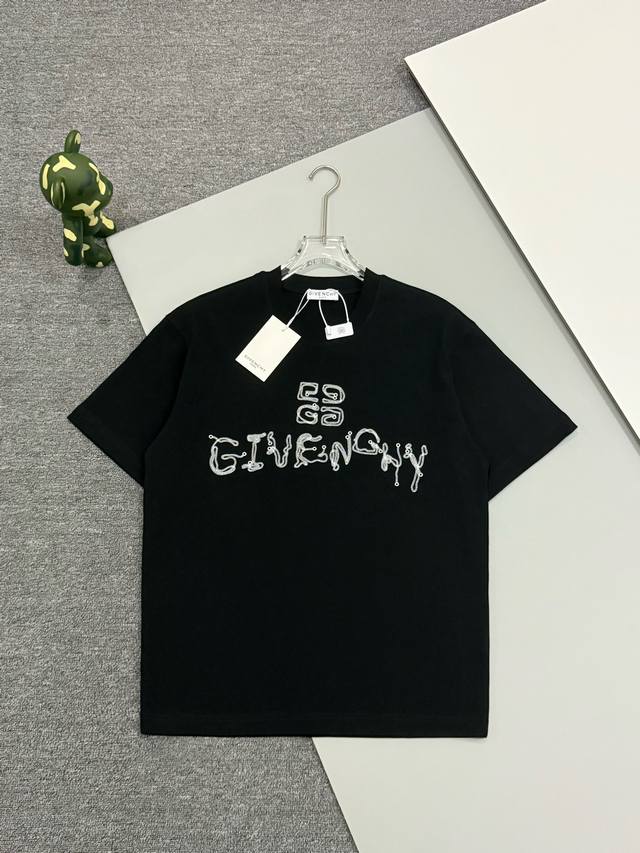 高品质] Givenchy纪梵希 新款经典字母logo刺绣元素设计 圆领短袖t恤 ，短袖单品里面不可多得的一件利器，宽松t恤，上身炒鸡酷 ，100%全棉面料，非