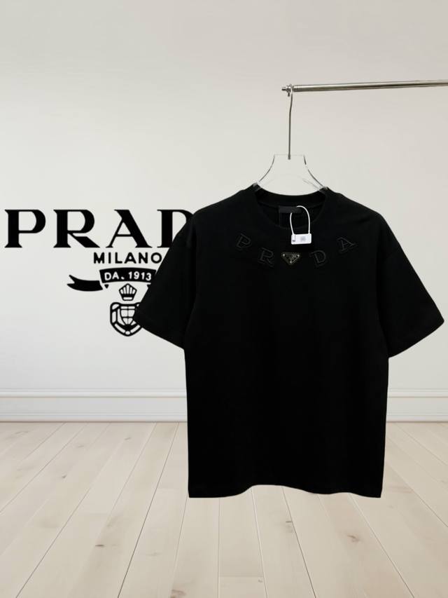 高品质] Prada 普拉达 新款限量款金属三角标拼字母刺绣短袖t恤！男女同款 简单清爽的款式，刺绣标志非常特别，喜欢的赶紧冲！300克洗水全棉面料，舒适透气，