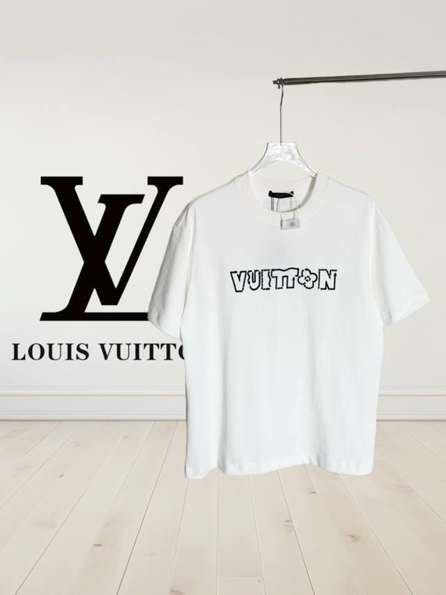 高品质]Louis Vuitton 路易威登 驴牌新款字母前后幅刺绣圆领短袖t恤，男女同款！短袖不在千篇一律的大众脸，而是一定要独特吸引人的眼球，这一款lv短袖