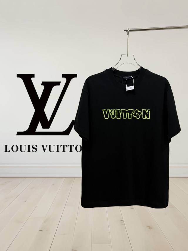 高品质]Louis Vuitton 路易威登 驴牌新款字母前后幅刺绣圆领短袖t恤，男女同款！短袖不在千篇一律的大众脸，而是一定要独特吸引人的眼球，这一款lv短袖