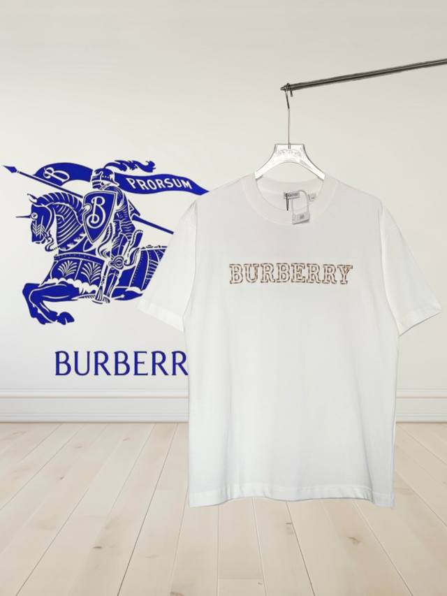 高品质]Burberry巴宝莉 新款字母刺绣短袖，宽松版型短袖衫，精选300克纯棉棉质面料打造。棉质 T 恤衫，饰以经典格纹品牌字母徽标刺绣，打造精美风格。刺绣