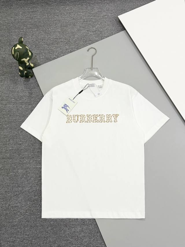 高品质]Burberry巴宝莉 新款字母刺绣短袖，宽松版型短袖衫，精选300克纯棉棉质面料打造。棉质 T 恤衫，饰以经典格纹品牌字母徽标刺绣，打造精美风格。刺绣