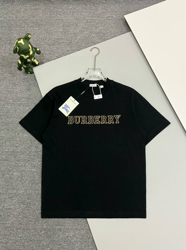 高品质]Burberry巴宝莉 新款字母刺绣短袖，宽松版型短袖衫，精选300克纯棉棉质面料打造。棉质 T 恤衫，饰以经典格纹品牌字母徽标刺绣，打造精美风格。刺绣