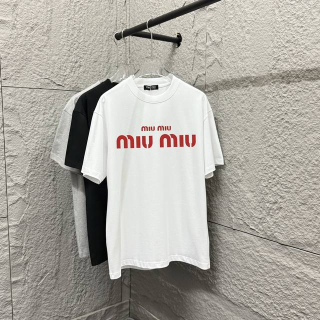 Miu Miu*2025春夏新款 胸前字母印花 短袖t恤 定制双纱平纹纯棉300面料 男女同款 颜色：黑色 白色 尺码: S M L Xl Xxl 五个码