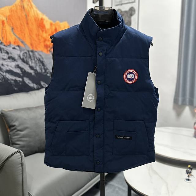 Canada Goose 加拿大鹅羽绒马甲男女同款 加拿大鹅一直是被公认为最保暖的羽绒服 各种各路ins红人、网红、明星也时常穿他街拍 每年都有做canada