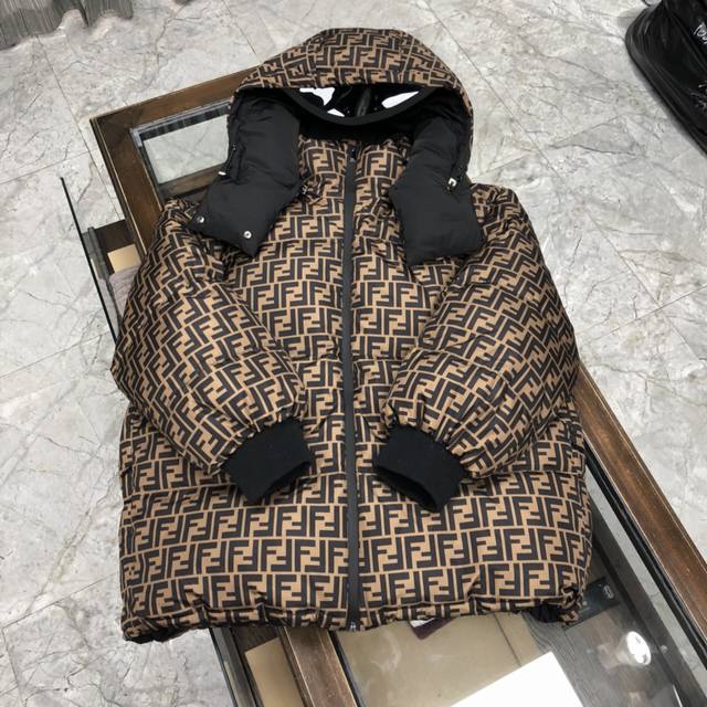 特价 只有一件xl码 Fendi 芬迪 23冬季新品 双面穿羽绒服 90白鸭绒专柜高级别要求订单 高标准定制　上身非常有型 经典百搭 客供五金 每颗都有独特lo