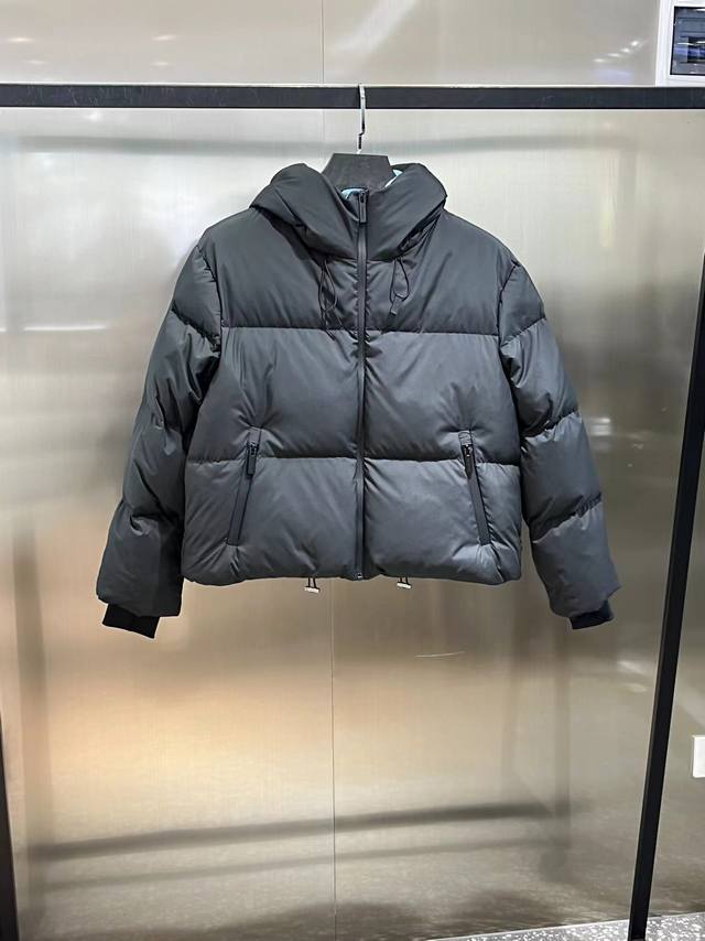 特价 还剩一件s 高版本 新款羽绒服 Prada 三角标 连帽拉链款 经典蓝里 短款90% 白鹅绒 羽绒服 黑色 白色 38 40 42 44