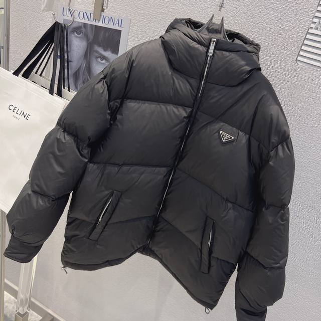 特价 只有一件s码 Prada 普拉达 23秋冬新品 连帽羽绒服 三角标保暖拉链羽绒外套 To：白色 黑色 To：Sml